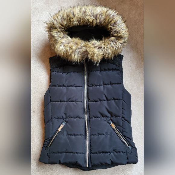 ZARA Vest with Faux Fur Trimmed Hood Medium - Picture 4 of 13